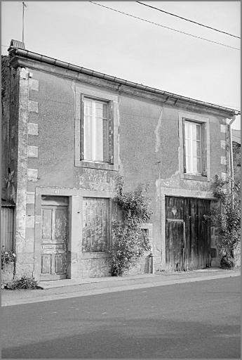 Ferme, élévation antérieure, ensemble trois quarts gauche.