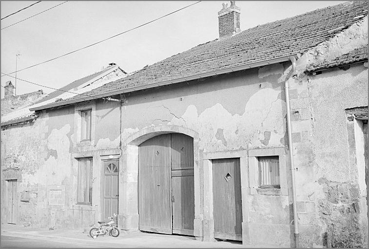 Ferme, élévation antérieure, ensemble trois quarts droit.