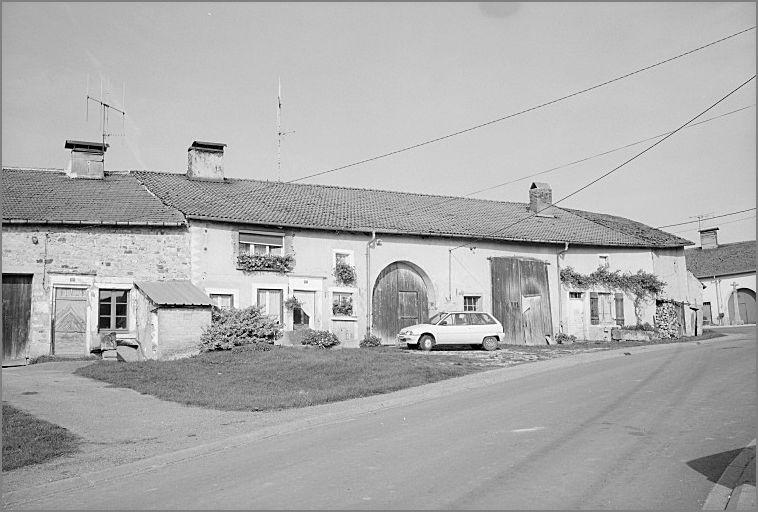 Ferme, élévation antérieure, ensemble trois quarts gauche.