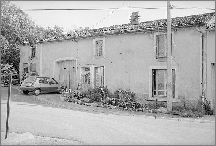 Ferme, élévation antérieure, ensemble trois quarts droit.