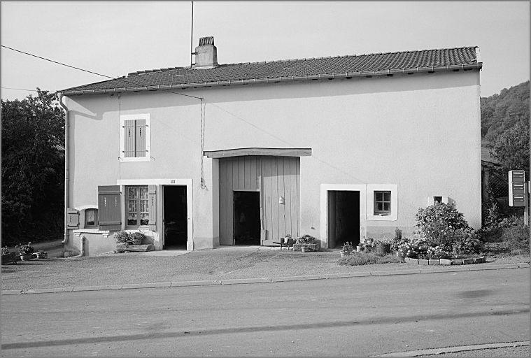 Ferme, élévation antérieure, ensemble trois quarts droit.