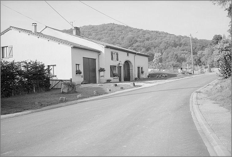 Ferme, élévation antérieure, ensemble trois quarts gauche.