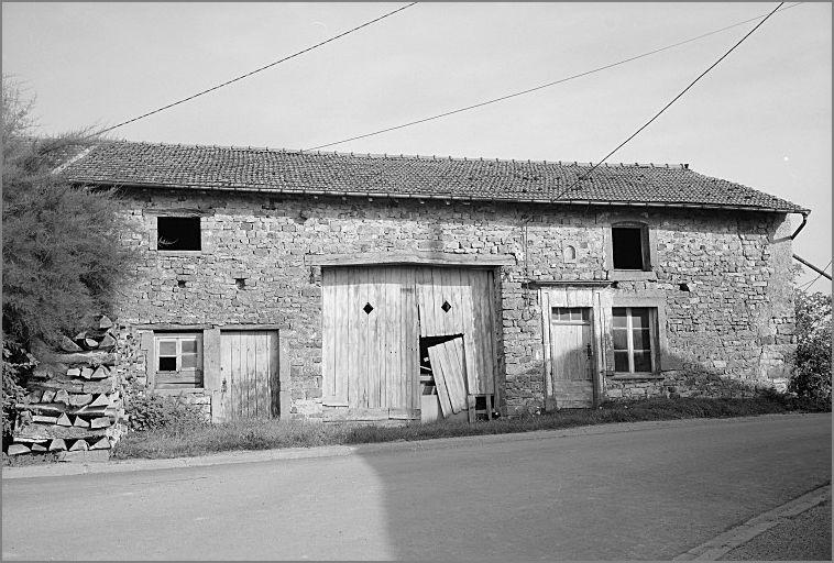 Ferme, élévation antérieure, ensemble trois quarts gauche.
