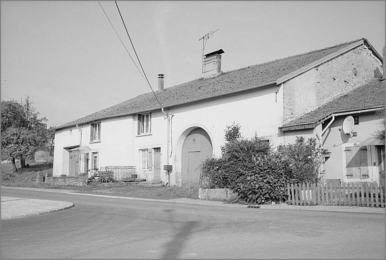 Ferme, élévation antérieure, ensemble trois quarts droit.
