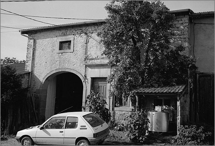 Ferme, élévation antérieure, ensemble trois quarts droit.