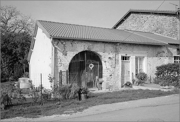Ferme, élévation antérieure, ensemble trois quarts gauche.