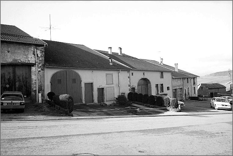 Ferme, élévation antérieure, ensemble trois quarts gauche.