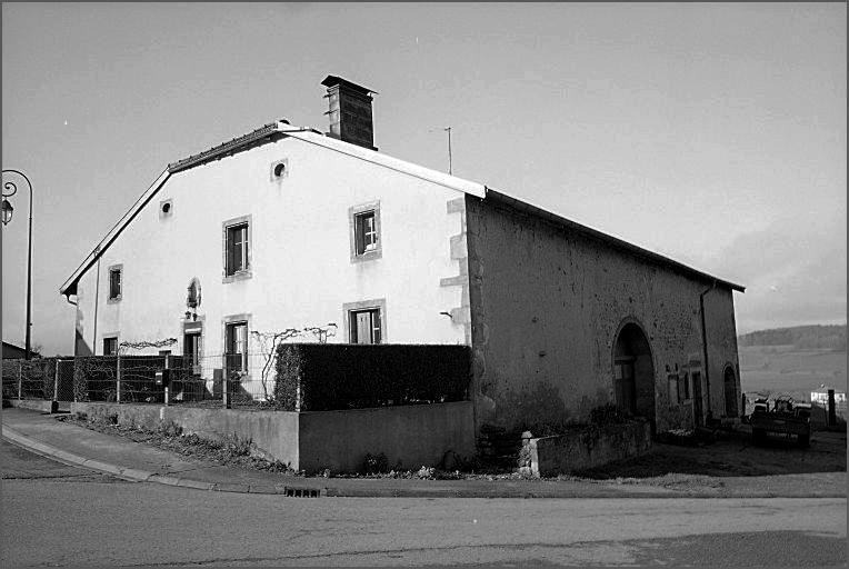 Ferme, élévation antérieure, ensemble trois quarts droit.