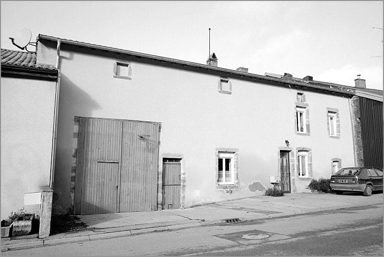 Ferme, élévation antérieure, ensemble trois quarts gauche.