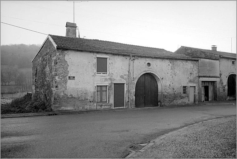 Ferme, élévation antérieure, ensemble trois quarts gauche.
