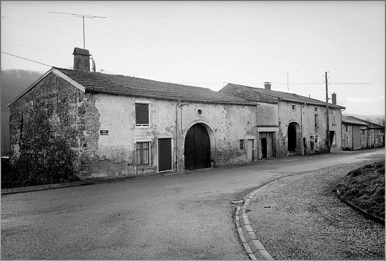 Ferme, élévation antérieure, ensemble trois quarts gauche.