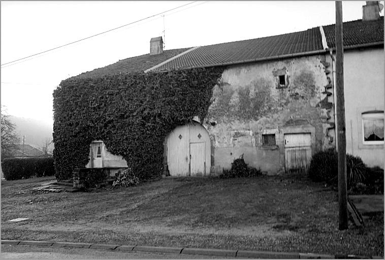 Ferme, élévation antérieure, ensemble trois quarts droit.