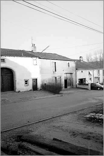 Ferme, élévation antérieure, ensemble trois quarts gauche.