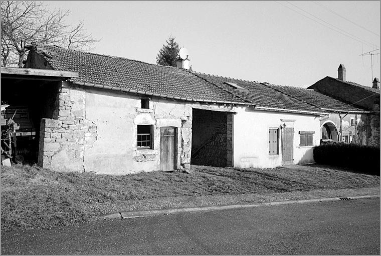 Ferme, élévation antérieure, ensemble trois quarts gauche.