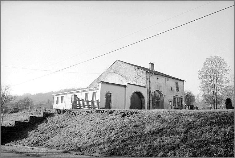 Ferme, élévation antérieure, ensemble trois quarts gauche.