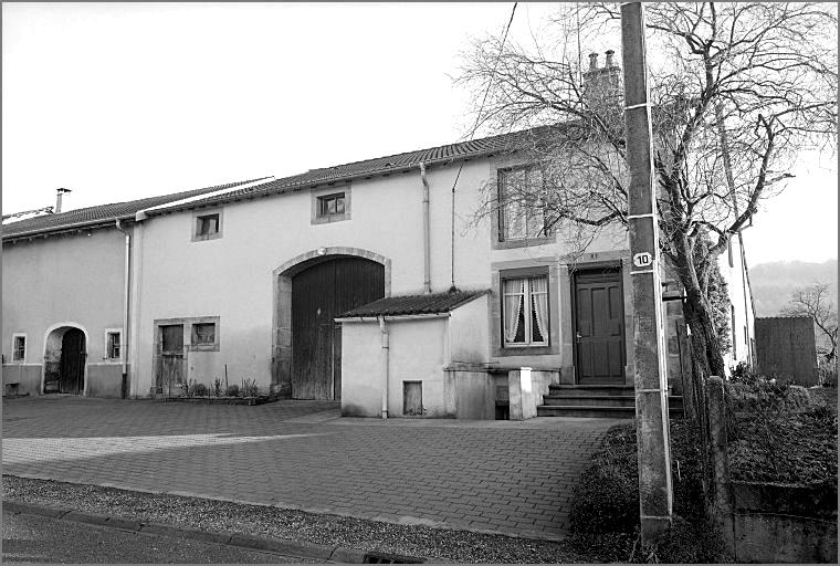 Ferme, élévation antérieure, ensemble trois quarts droit.