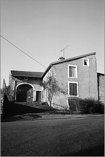 Ferme, élévation antérieure, ensemble trois quarts gauche.
