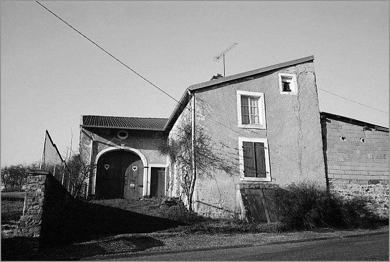 Ferme, élévation antérieure, ensemble trois quarts gauche.