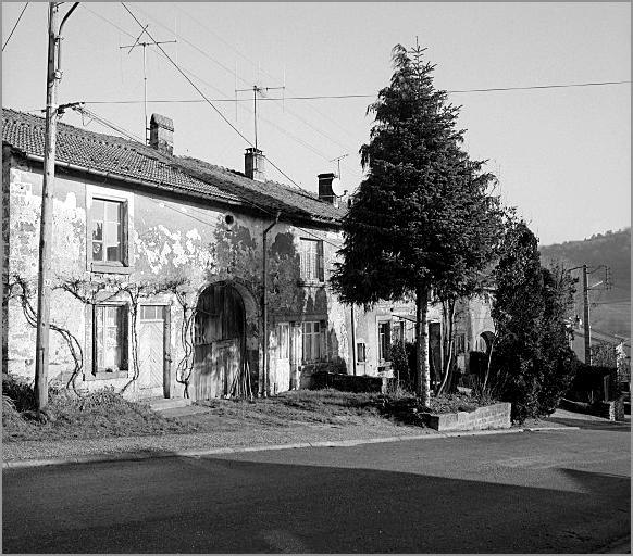 Ferme, élévation antérieure, ensemble trois quarts gauche.