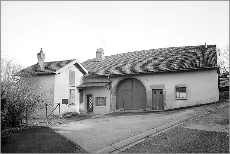 Ferme, élévation antérieure, ensemble trois quarts droit.