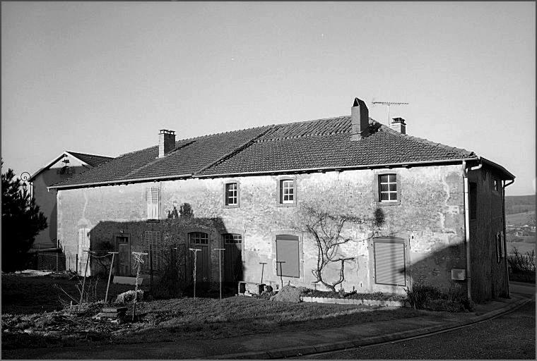 Maison, élévation antérieure, ensemble trois quarts droit.