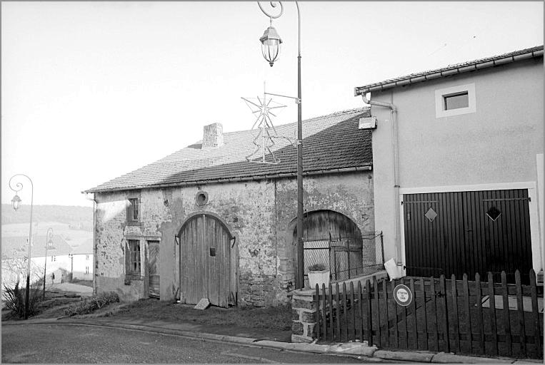 Ferme, élévation antérieure, ensemble trois quarts droit.