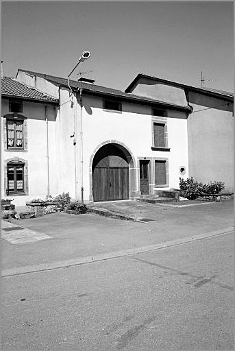 Ferme, élévation antérieure, ensemble trois quarts gauche.