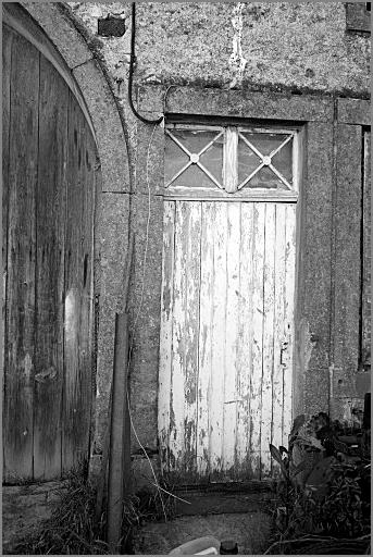 Ferme, élévation antérieure, porte piétonne, ensemble trois quarts gauche.