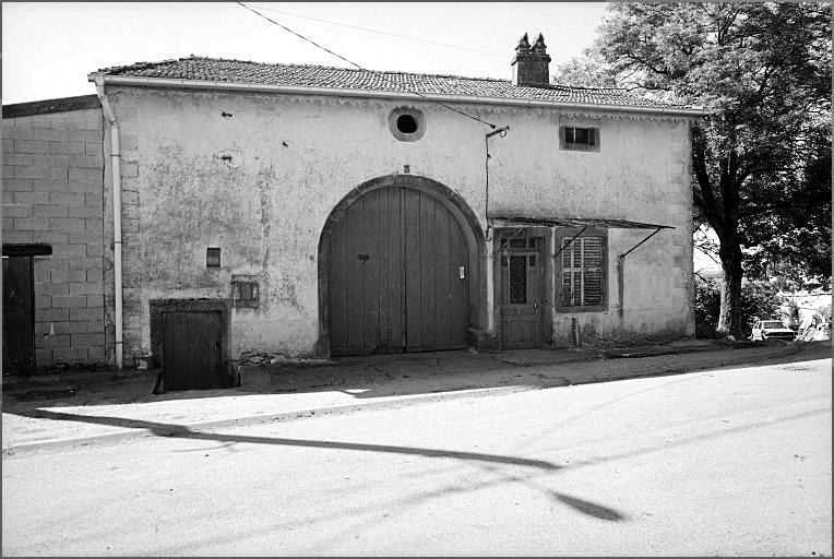 Ferme, élévation antérieure, ensemble trois quarts gauche.