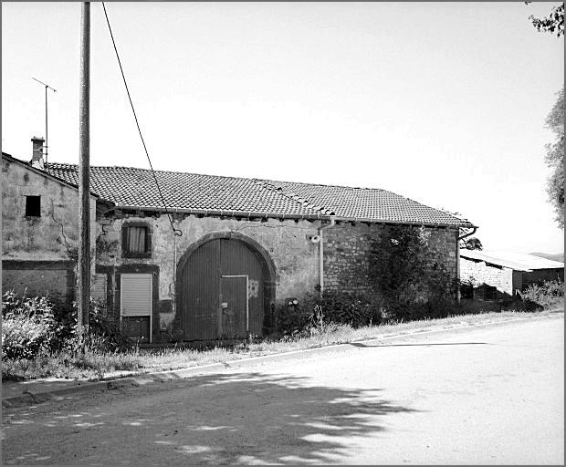 Ferme, élévation antérieure, ensemble trois quarts gauche.