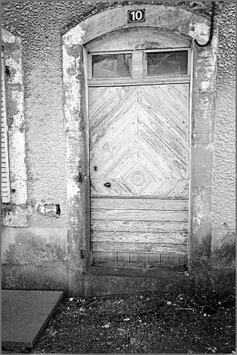 Ferme, élévation antérieure, porte piétonne, ensemble face.