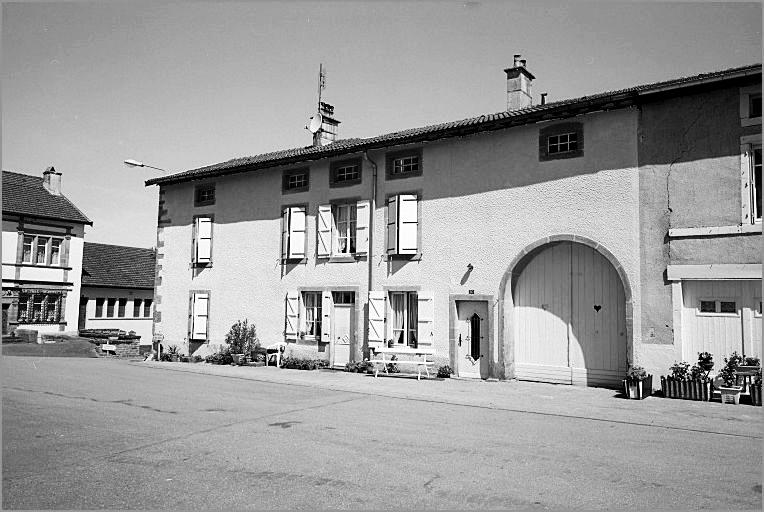 Ferme, élévation antérieure, ensemble trois quarts droit.