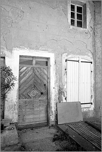 Ferme, élévation antérieure, porte piétonne et fenêtre du logis, ensemble trois quarts gauche.