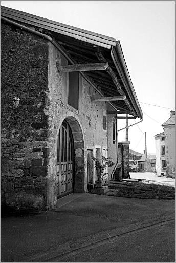 Ferme, élévation antérieure, ensemble trois quarts gauche.
