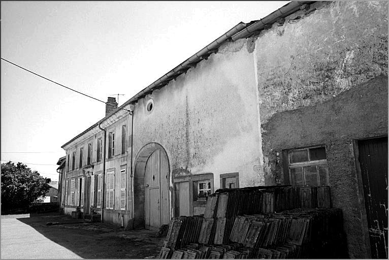 Ferme, élévation antérieure, ensemble trois quarts droit.