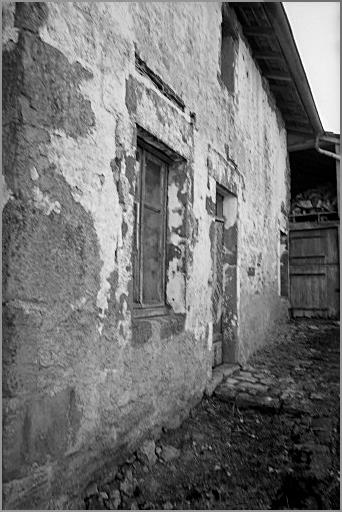 Ferme, élévation antérieure, porte piétonne et fenêtre, ensemble trois quarts gauche.