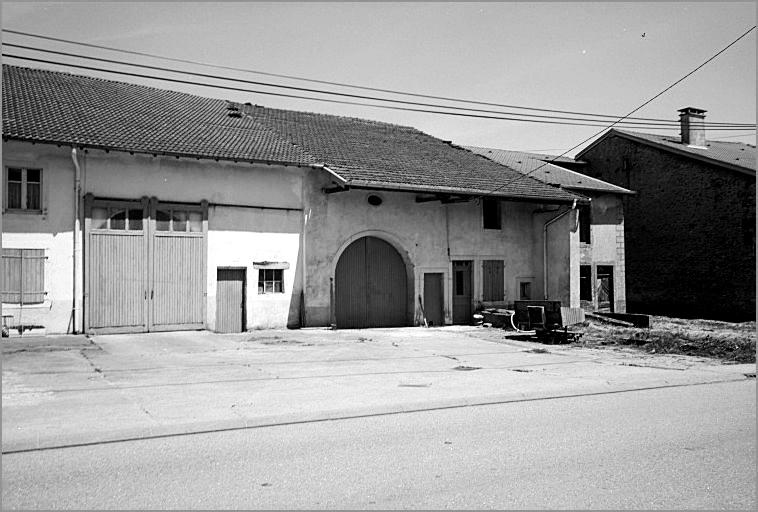 Ferme, élévation antérieure, ensemble trois quarts gauche.