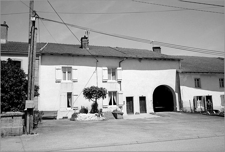 Ferme, élévation antérieure, ensemble trois quarts gauche.