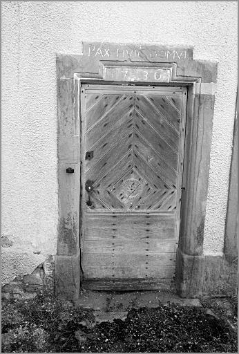 Ferme, élévation antérieure, porte piétonne, linteau daté 1730, ensemble face.