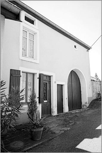 Ferme, élévation antérieure, ensemble trois quarts gauche.