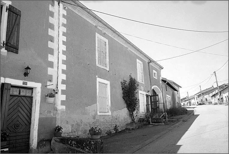 Ferme, élévation antérieure, ensemble trois quarts gauche.