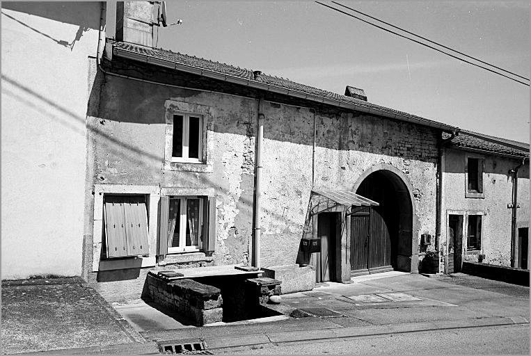 Ferme, élévation antérieure, ensemble trois quarts gauche.