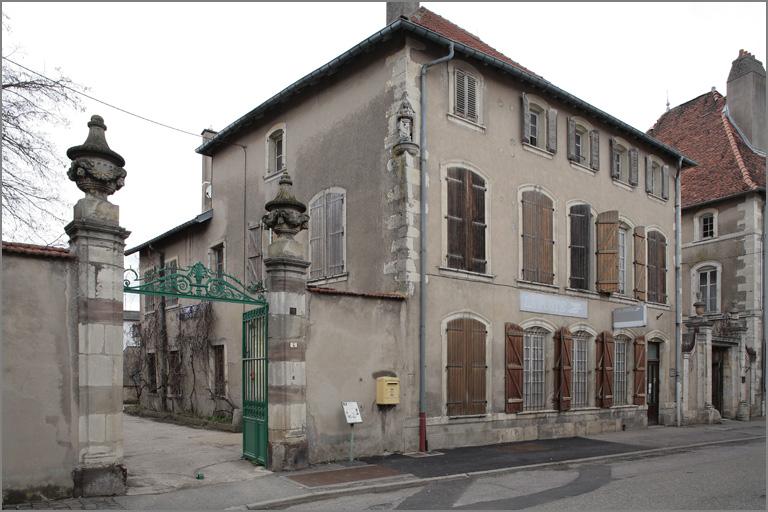 Elévations antérieure et latérale gauche, ensemble trois-quarts gauche.