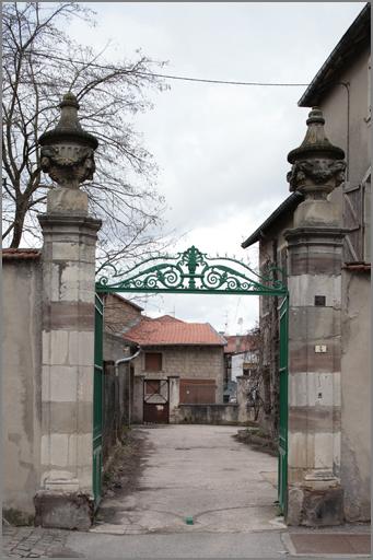 Portail sur la rue Jules Wolff, ouvrant sur la cour.