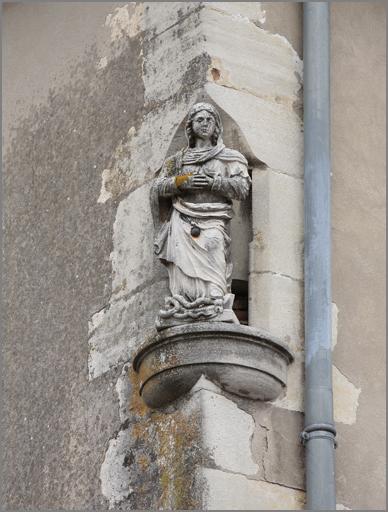Détail de la niche à l'angle des façades antérieure et latérale gauche avec une statue de la Vierge foulant le serpent : ensemble face.