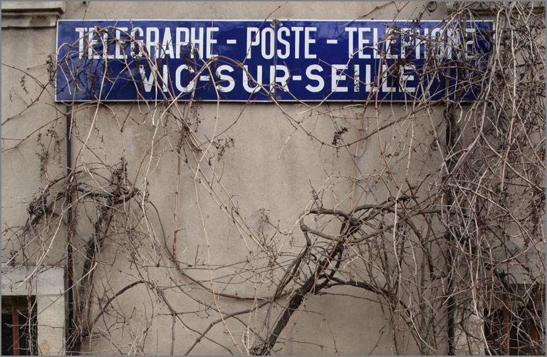 Façade latérale, détail de la plaque postale.