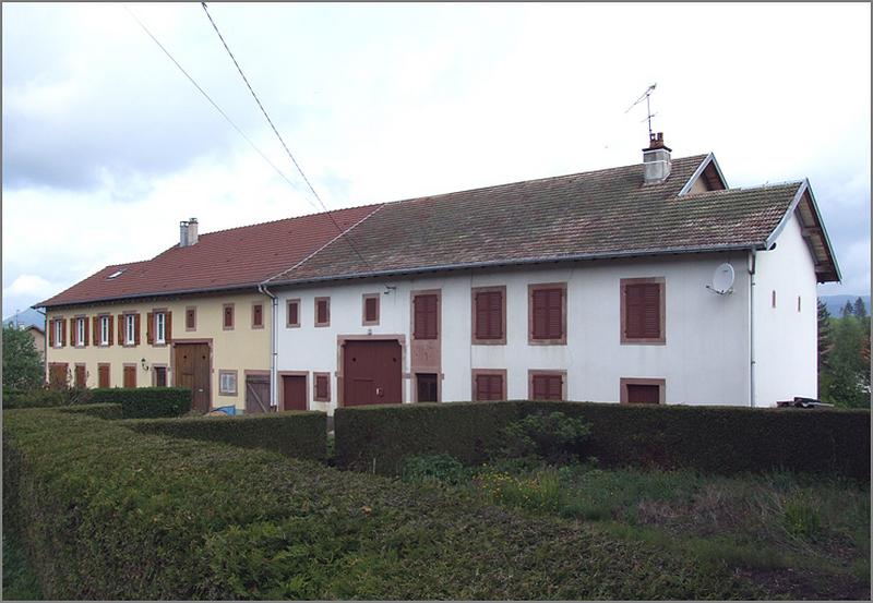 Fermes, vue de trois-quarts droit.