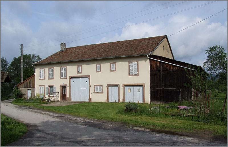 Ferme, élévation antérieure, vue de trois-quarts droit.