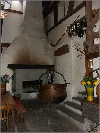 Marcairies. Intérieur de la boutique, foyer, potence et chaudron.