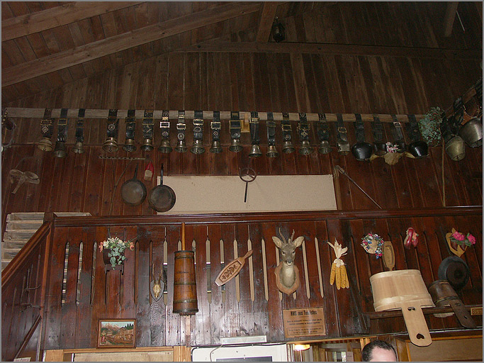 Marcairies. Intérieur de la boutique, instruments du marcaire et cloches de vache.